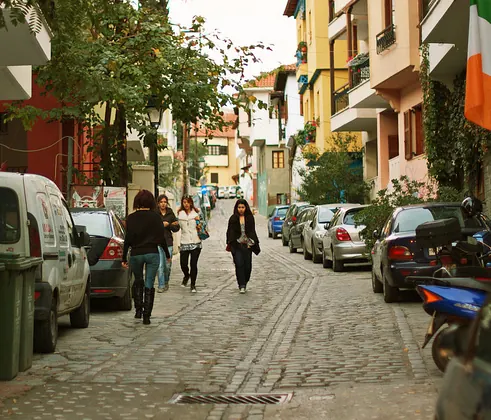 Kaldrmisane ulice i kuće starog kvarta Ano Poli u Solunu